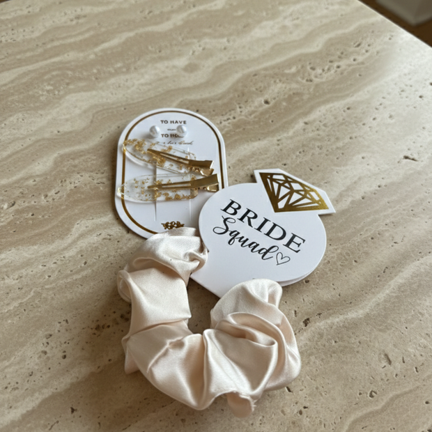 Zestaw Akcesoriów do Włosów Bride Squad – Scrunchie, Spinki i Perłowe Kolczyki - Weselny Vibe
