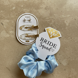 Zestaw Akcesoriów do Włosów Bride Squad – Scrunchie, Spinki i Perłowe Kolczyki - Weselny Vibe