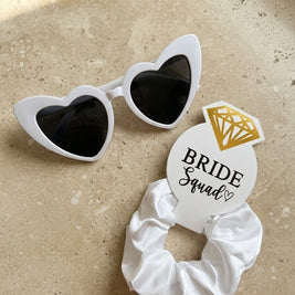 Zestaw Akcesoriów do Włosów Bride Squad – Scrunchie, Spinki i Perłowe Kolczyki/Okulary - Weselny Vibe