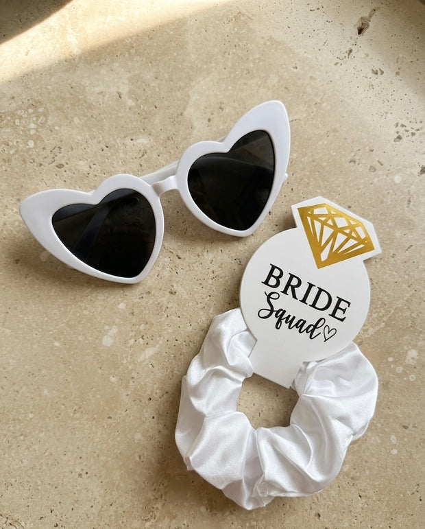 Zestaw Akcesoriów do Włosów Bride Squad – Scrunchie, Spinki i Perłowe Kolczyki/Okulary - Weselny Vibe