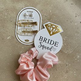 Zestaw Akcesoriów do Włosów Bride Squad – Scrunchie, Spinki i Perłowe Kolczyki - Weselny Vibe