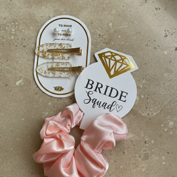 Zestaw Akcesoriów do Włosów Bride Squad – Scrunchie, Spinki i Perłowe Kolczyki - Weselny Vibe